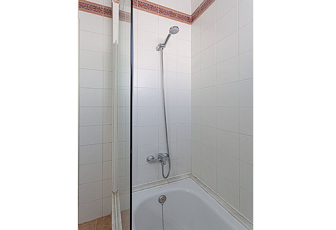 Family bathroom with overhead shower . - Villa Princesa Guayarmina . (Galería de imágenes) }}