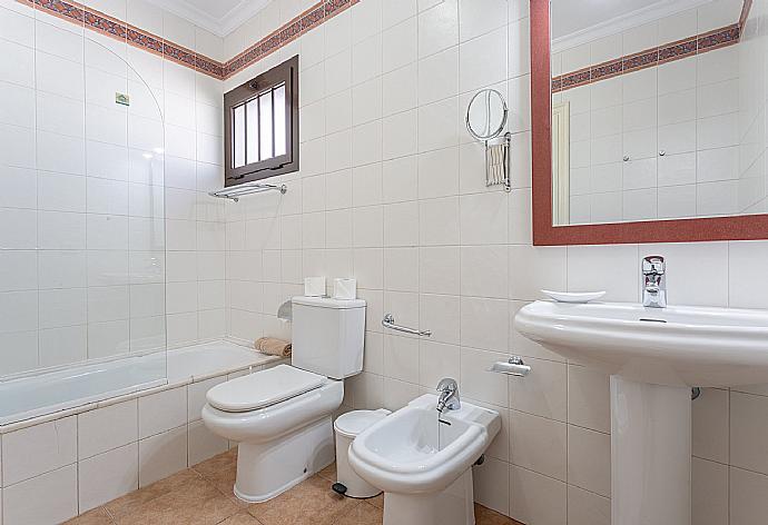 Family bathroom with overhead shower . - Villa Princesa Guayarmina . (Galería de imágenes) }}