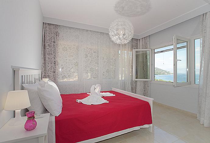 Double bedroom with en suite bathroom, A/C, living area, and balcony access with panoramic sea views . - Villa Bacante . (Galería de imágenes) }}