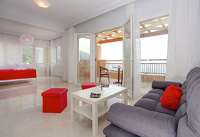 Double bedroom with en suite bathroom, A/C, living area, and balcony access with panoramic sea views . - Villa Bacante . (Fotogalerie) }}