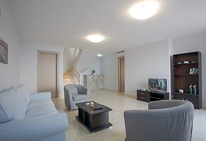 Living room with A/C, WiFi internet, and satellite TV  . - Villa Bacante . (Galleria fotografica) }}