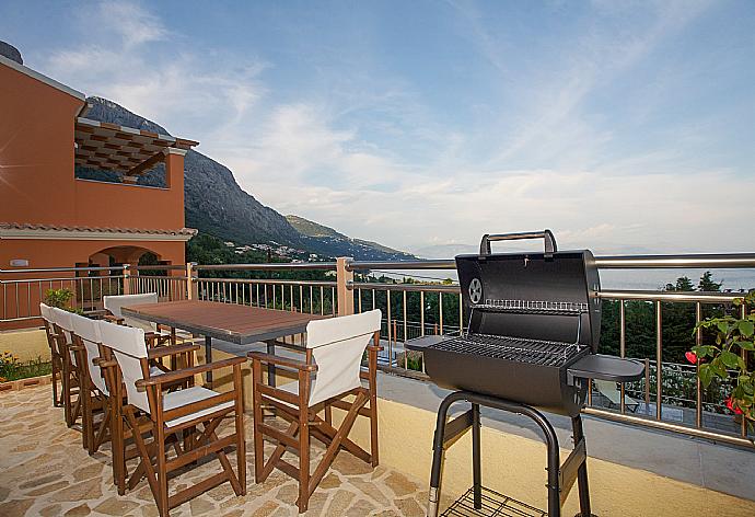 Outdoor dining and BBQ area . - Villa Bacante . (Fotogalerie) }}