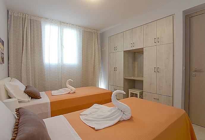 Twin bedroom with A/C . - Villa Bacante . (Fotogalerie) }}