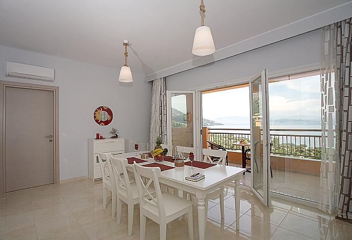 Dining room with A/C and balcony access with panoramic sea views . - Villa Bacante . (Galerie de photos) }}
