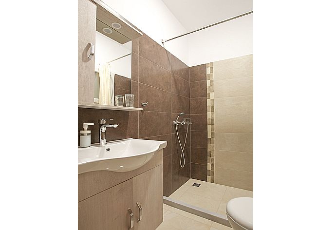 Family bathroom with overhead shower . - Villa Bacante . (Galerie de photos) }}