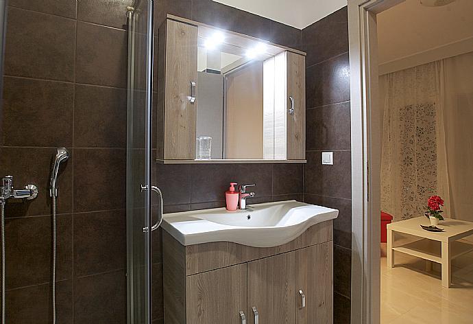 En suite bathroom with overhead shower . - Villa Bacante . (Fotogalerie) }}