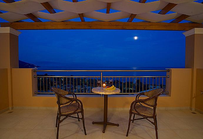 Sheltered terrace area . - Villa Aurora . (Photo Gallery) }}