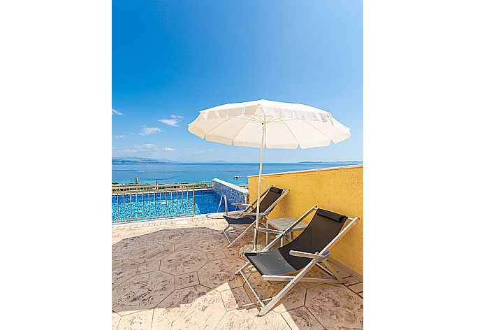 Terrace and private infinity pool with panoramic sea views . - Villa Aurora . (Photo Gallery) }}