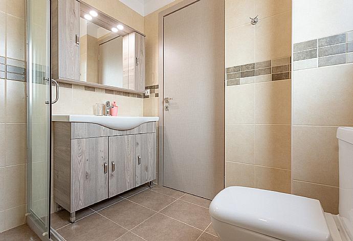 En suite bathroom with overhead shower . - Villa Aurora . (Photo Gallery) }}