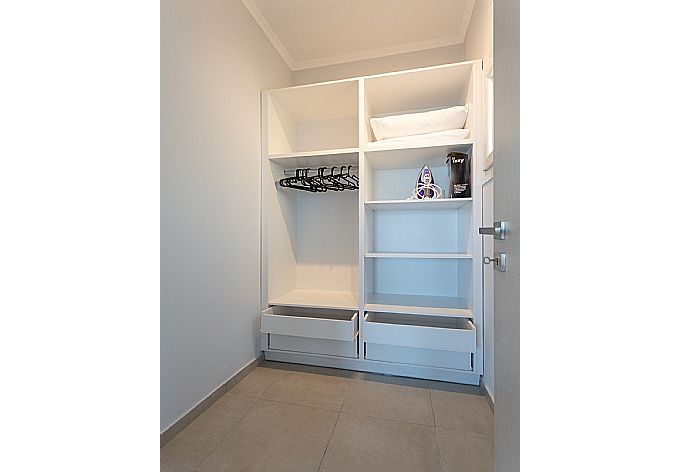Walk-in wardrobe . - Villa Aurora . (Photo Gallery) }}