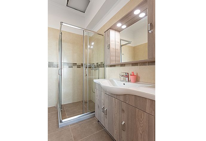 En suite bathroom with overhead shower . - Villa Aurora . (Photo Gallery) }}