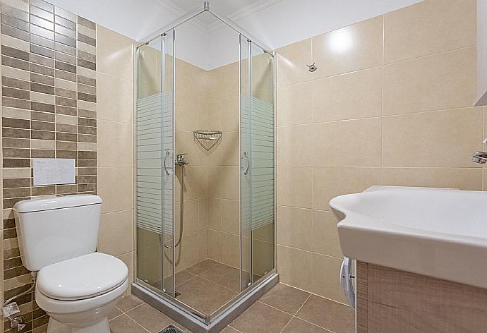 Family bathroom with overhead shower . - Villa Aurora . (Photo Gallery) }}
