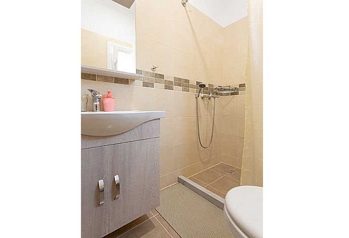 Family bathroom with overhead shower . - Villa Aurora . (Photo Gallery) }}