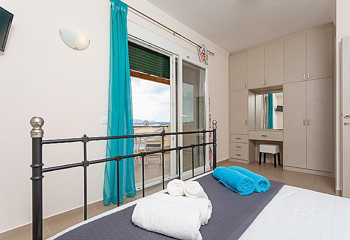 Double bedroom with en suite bathroom, A/C, TV, and balcony access with sea views . - Villa Sequoia . (Galleria fotografica) }}