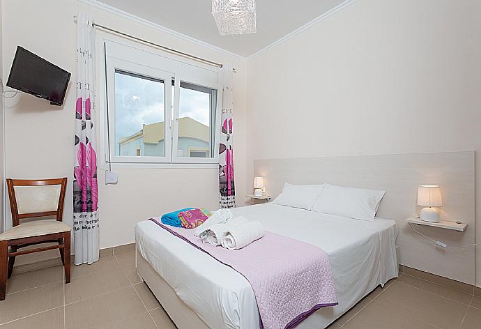 Double bedroom with A/C and TV . - Villa Sequoia . (Photo Gallery) }}