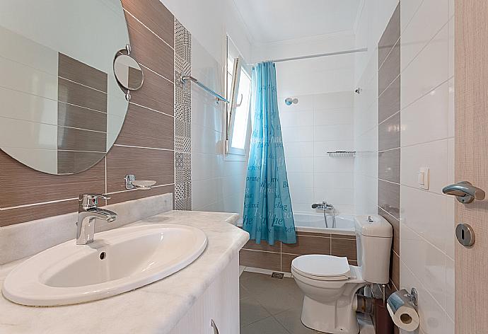 En suite bathroom with bath and overhead shower . - Villa Sequoia . (Galleria fotografica) }}