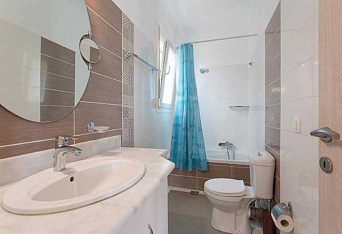 En suite bathroom with bath and overhead shower . - Villa Sequoia Yellow . (Photo Gallery) }}