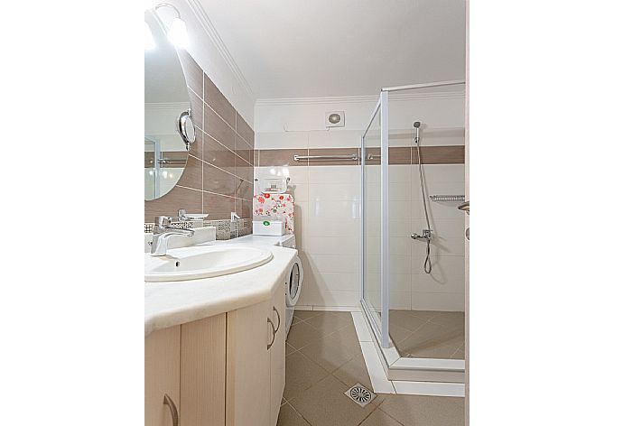 En suite bathroom with overhead shower . - Villa Sequoia Yellow . (Photo Gallery) }}