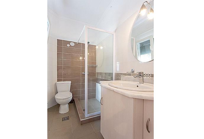 Family bathroom with overhead shower . - Villa Sequoia Yellow . (Photo Gallery) }}