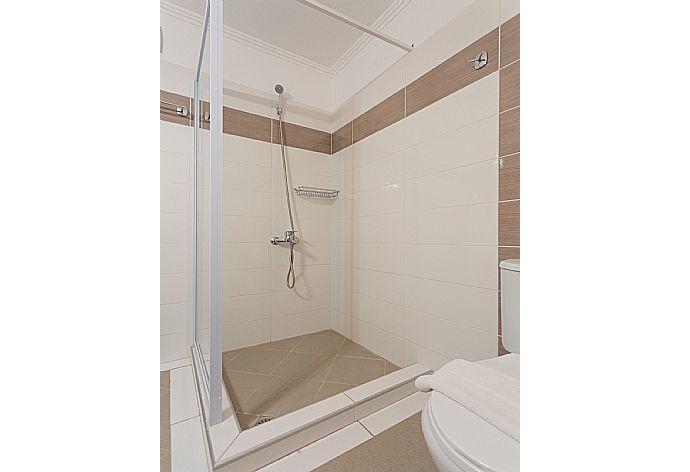 En suite bathroom with overhead shower . - Villa Sequoia . (Galerie de photos) }}