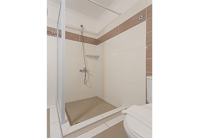 En suite bathroom with overhead shower . - Villa Sequoia Yellow . (Photo Gallery) }}