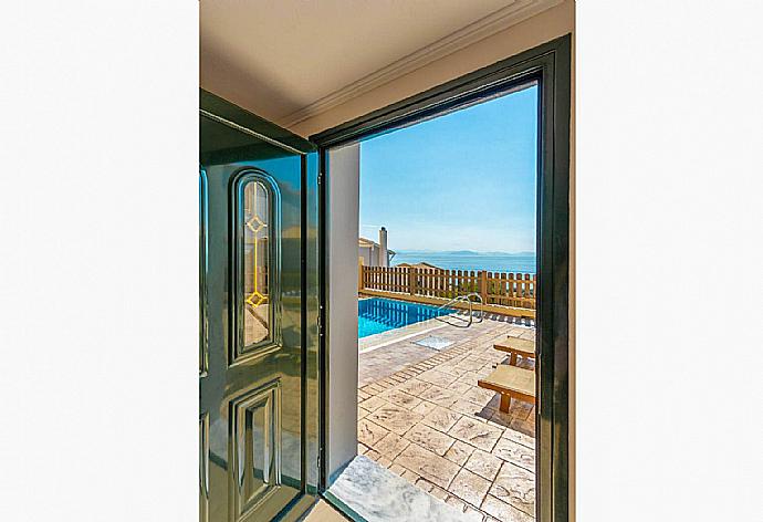 Front door near the pool . - Villa Sequoia . (Photo Gallery) }}