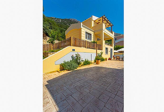 Aerial view of the front of Villa . - Villa Sequoia Yellow . (Photo Gallery) }}