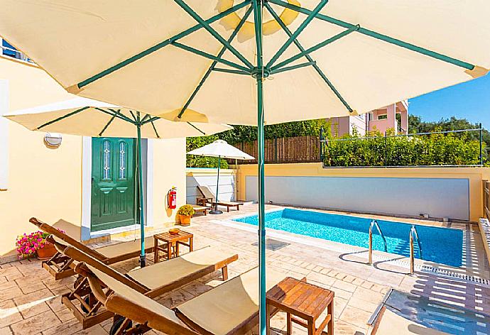 Sun beds with shades . - Villa Sequoia Yellow . (Photo Gallery) }}