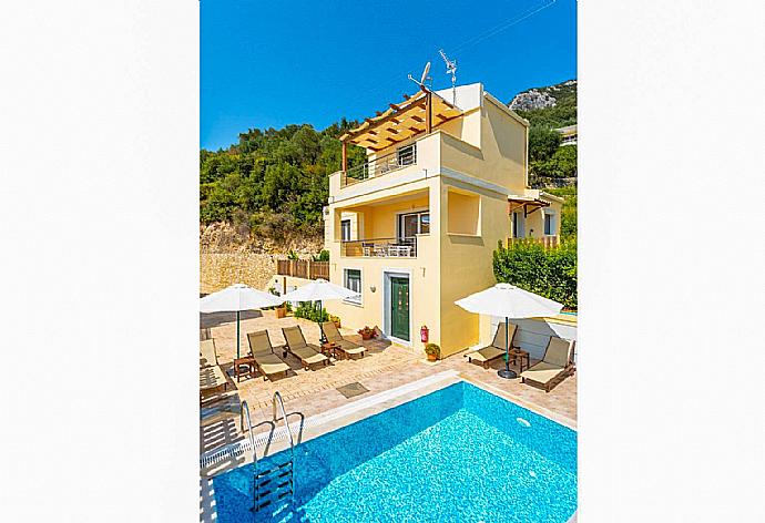 Private pool and terrace with panoramic sea views . - Villa Sequoia Yellow . (Photo Gallery) }}