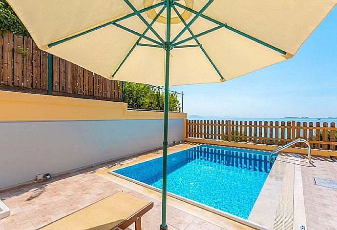 Cool pool with strong ladder . - Villa Sequoia Yellow . (Photo Gallery) }}