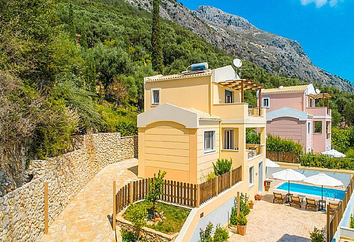 Your own drive way to park . - Villa Sequoia Yellow . (Photo Gallery) }}