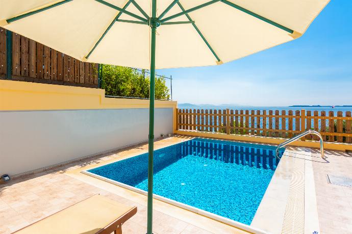 Private pool and terrace with sea views . - Villa Sequoia Yellow . (Photo Gallery) }}
