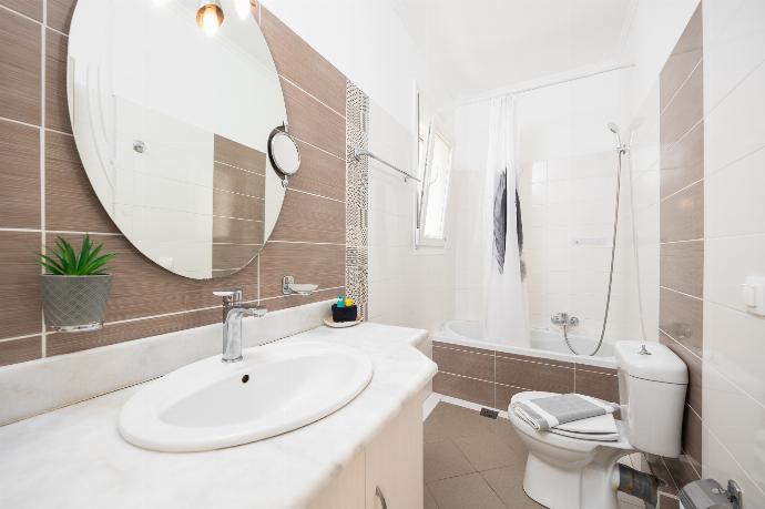 En suite bathroom with bath and shower . - Villa Sequoia Yellow . (Photo Gallery) }}