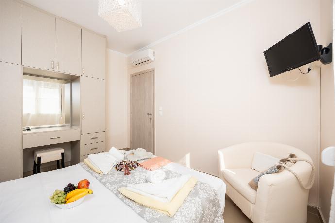 Double bedroom with A/C . - Villa Sequoia Yellow . (Photo Gallery) }}