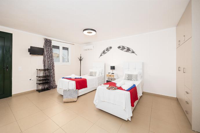 Twin bedroom with A/C and en suite bathroom . - Villa Sequoia Yellow . (Photo Gallery) }}