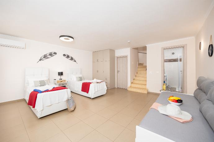 Twin bedroom with A/C and en suite bathroom . - Villa Sequoia Yellow . (Photo Gallery) }}