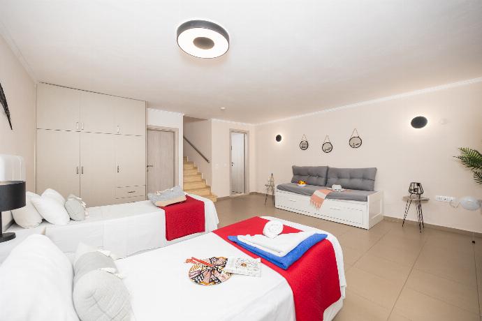 Twin bedroom with A/C and en suite bathroom . - Villa Sequoia Yellow . (Photo Gallery) }}