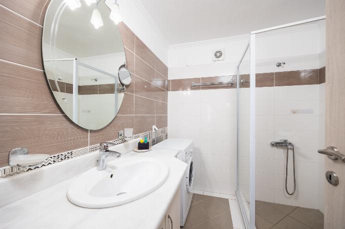 En suite bathroom with shower . - Villa Sequoia Yellow . (Photo Gallery) }}