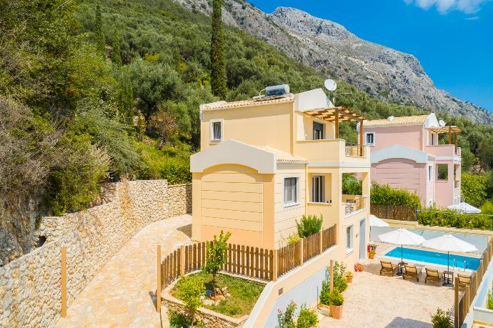 Beautiful villa with private pool and terrace . - Villa Sequoia Yellow . (Photo Gallery) }}