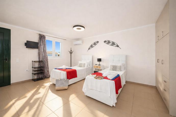 Villa Sequoia Yellow