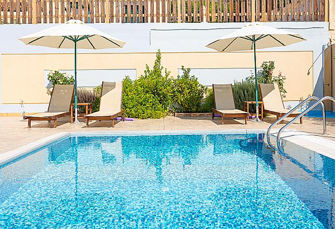Private pool and terrace . - Villa Alya . (Fotogalerie) }}