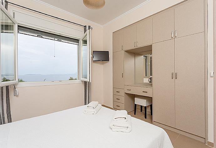 Double bedroom on first floor with A/C and TV . - Villa Alya . (Galleria fotografica) }}