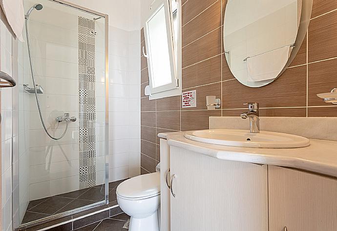 En suite bathroom with overhead shower . - Villa Alya . (Fotogalerie) }}