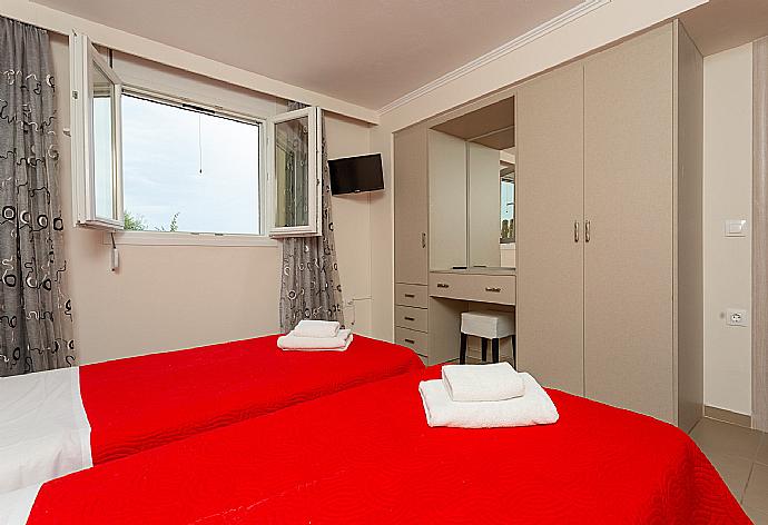 Twin bedroom on ground floor with A/C and TV . - Villa Alya . (Fotogalerie) }}
