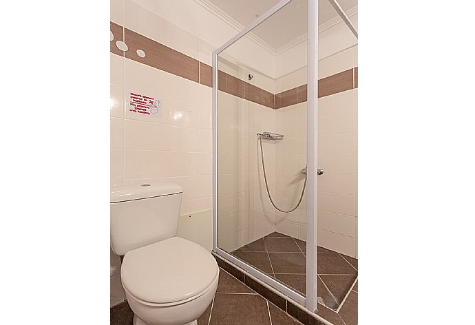 Family bathroom on ground floor with overhead shower . - Villa Alya . (Galería de imágenes) }}