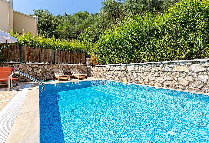 ,Private pool and terrace . - Villa Situla . (Fotogalerie) }}