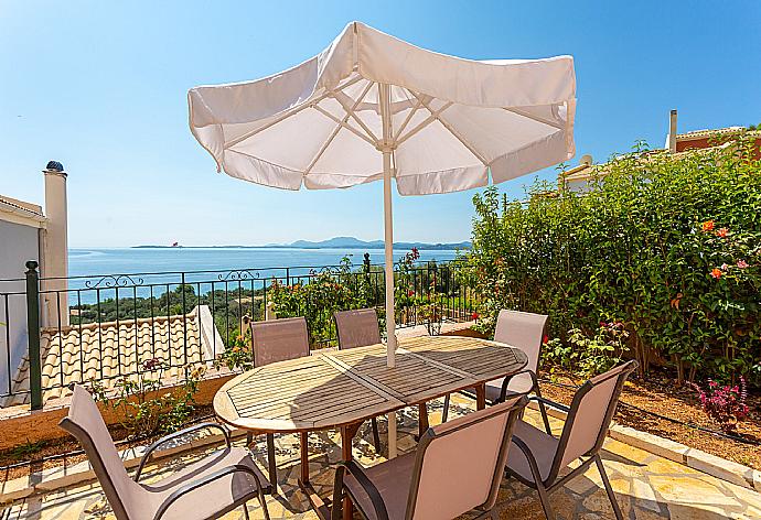 Outdooring dining area with sea views . - Villa Situla . (Galerie de photos) }}