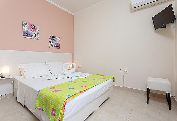 Double bedroom with en suite bathroom, A/C, TV. and balcony access with sea views . - Villa Situla . (Fotogalerie) }}