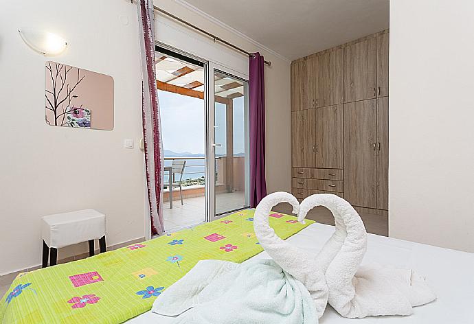 Double bedroom with en suite bathroom, A/C, TV. and balcony access with sea views . - Villa Situla . (Photo Gallery) }}