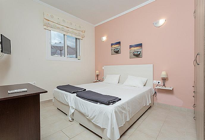 Twin bedroom with A/C . - Villa Situla . (Photo Gallery) }}